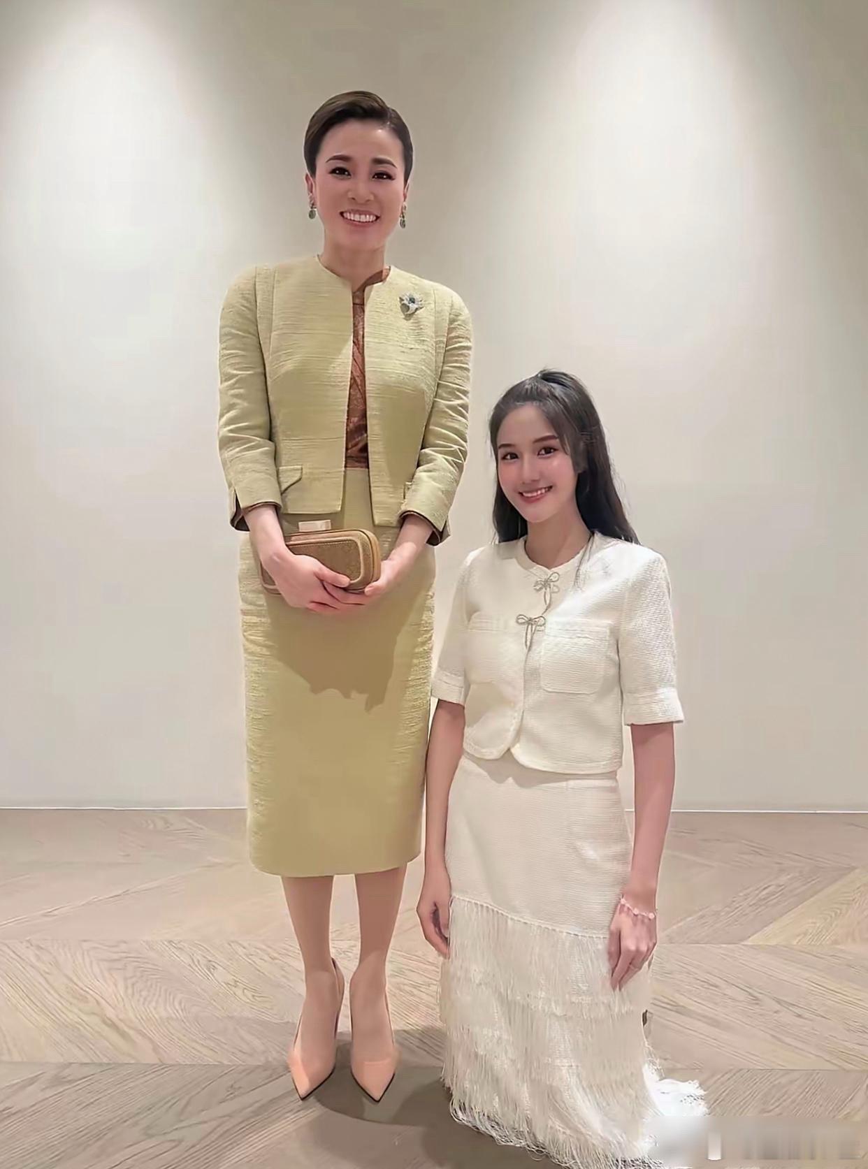 泰国小姐Kwan晒出与苏提达王后合影，跪姿同框画面张力十足。 ​​​