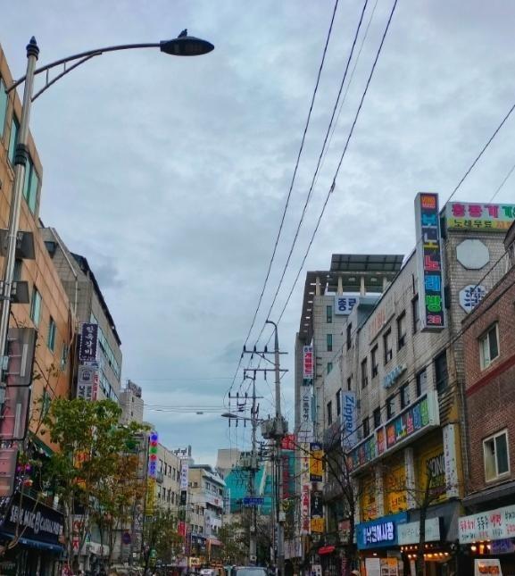 一位美国华人发表观点说，“中国人不要自以为是，现如今连韩国人都开始反华了”

黄