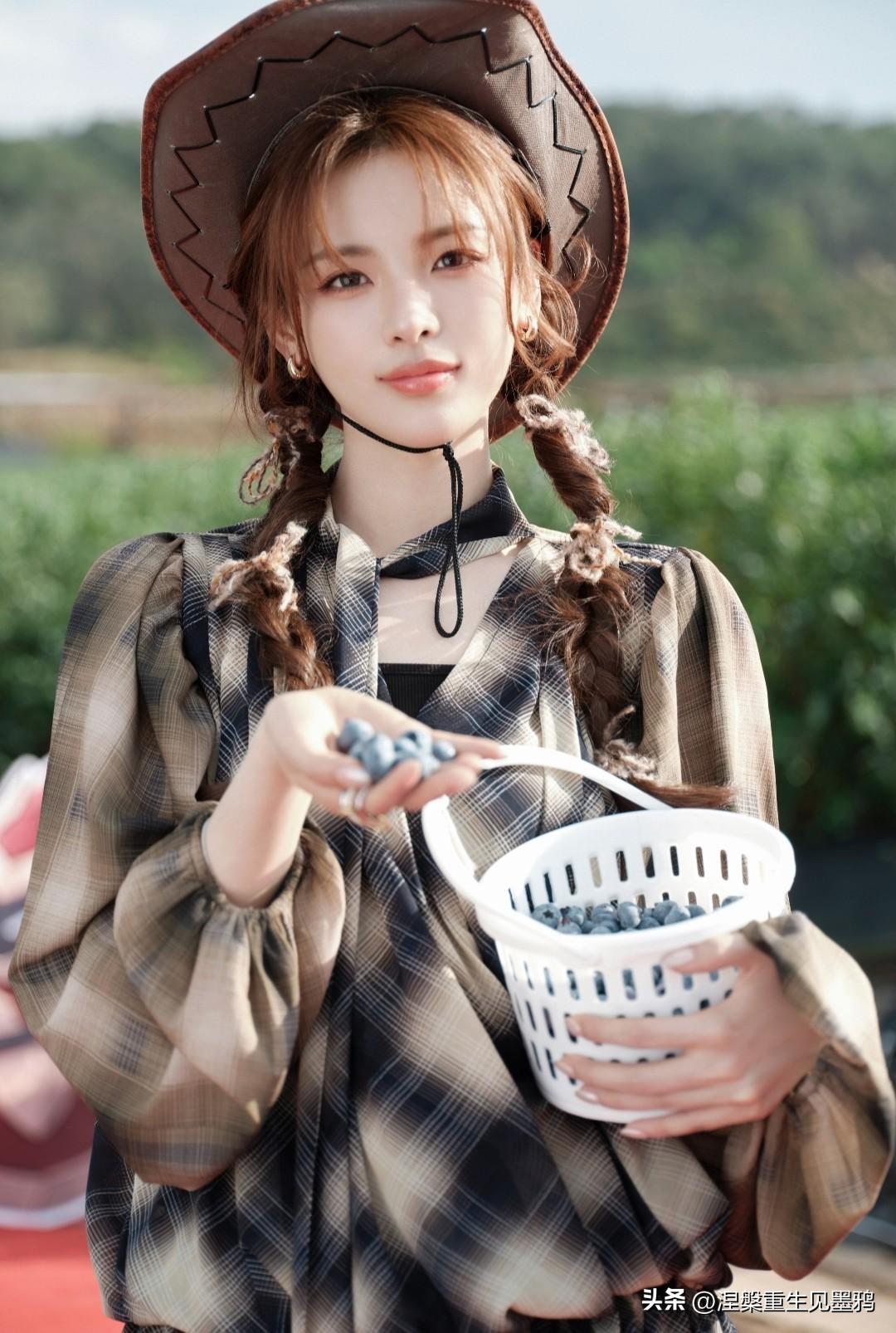 杨超越这一记回眸，把西部牛仔的野性和都市摩登的精致揉得刚刚好。

她戴着做旧质感