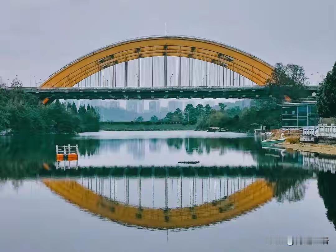 咬牙咽下生活的苦，方能尝到岁月的甜。苦，是有形状的，它可能是凌晨三点的灯光，是工