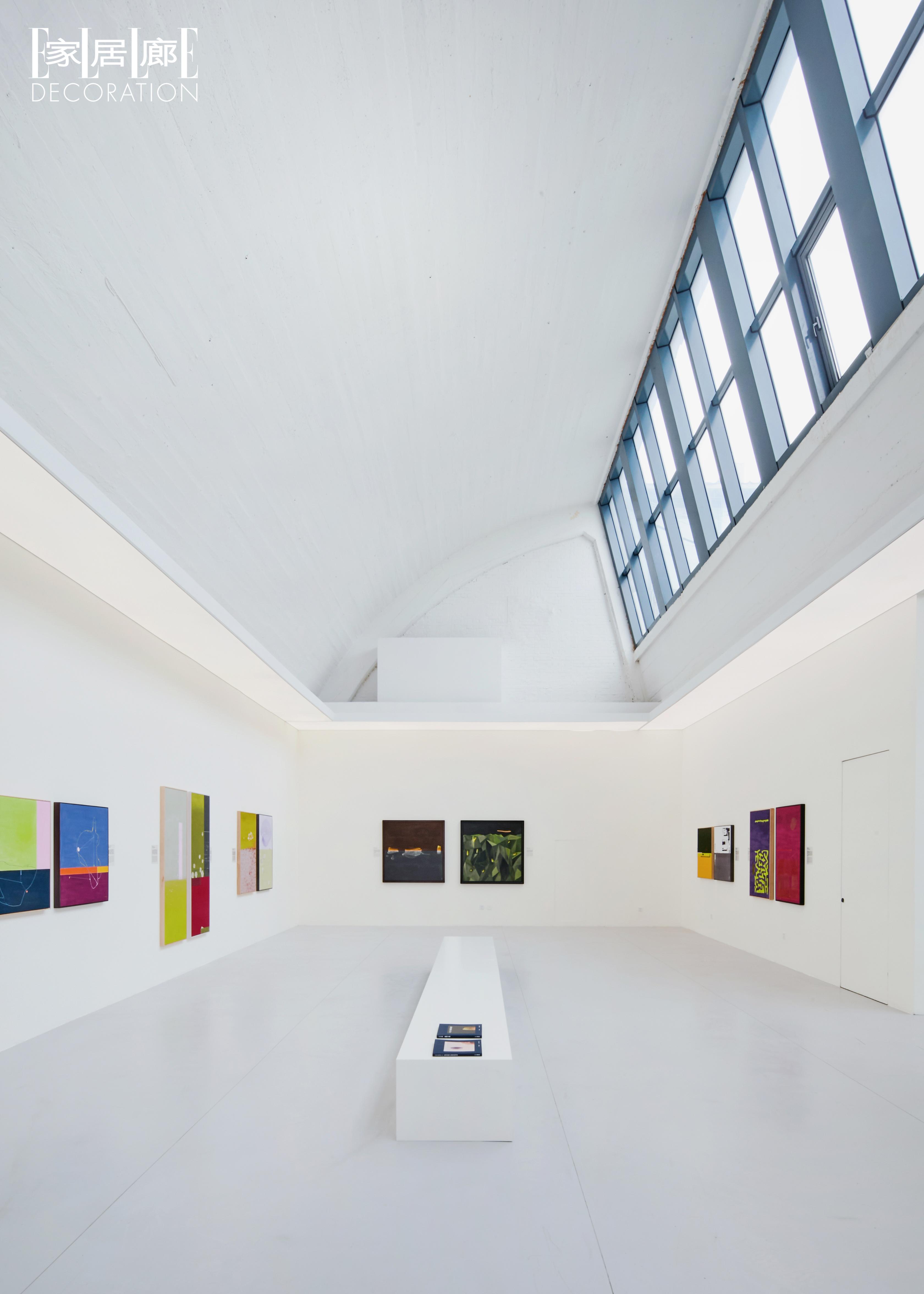 卢志荣的首次绘画个展，色彩浓烈了起来。卢志荣首次个人绘画展“象罔之境”...