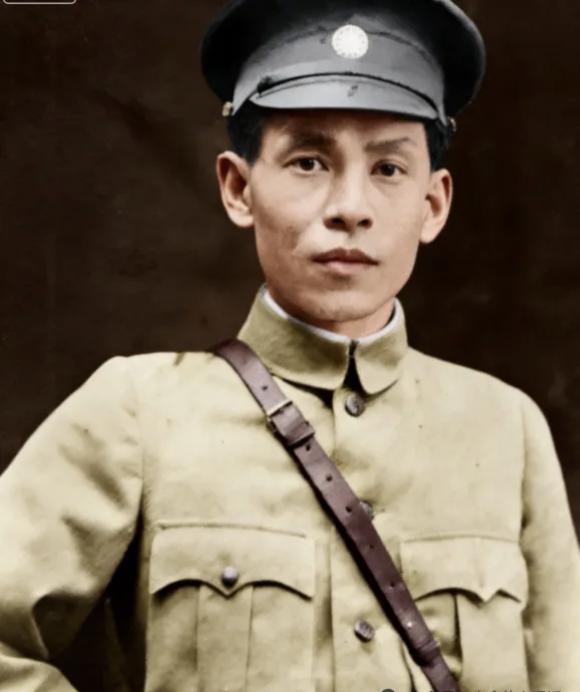 ，淞沪会战期间，杜月笙奉命出任“苏浙行动委员会主任委员”，组建了一支号称万人的抗