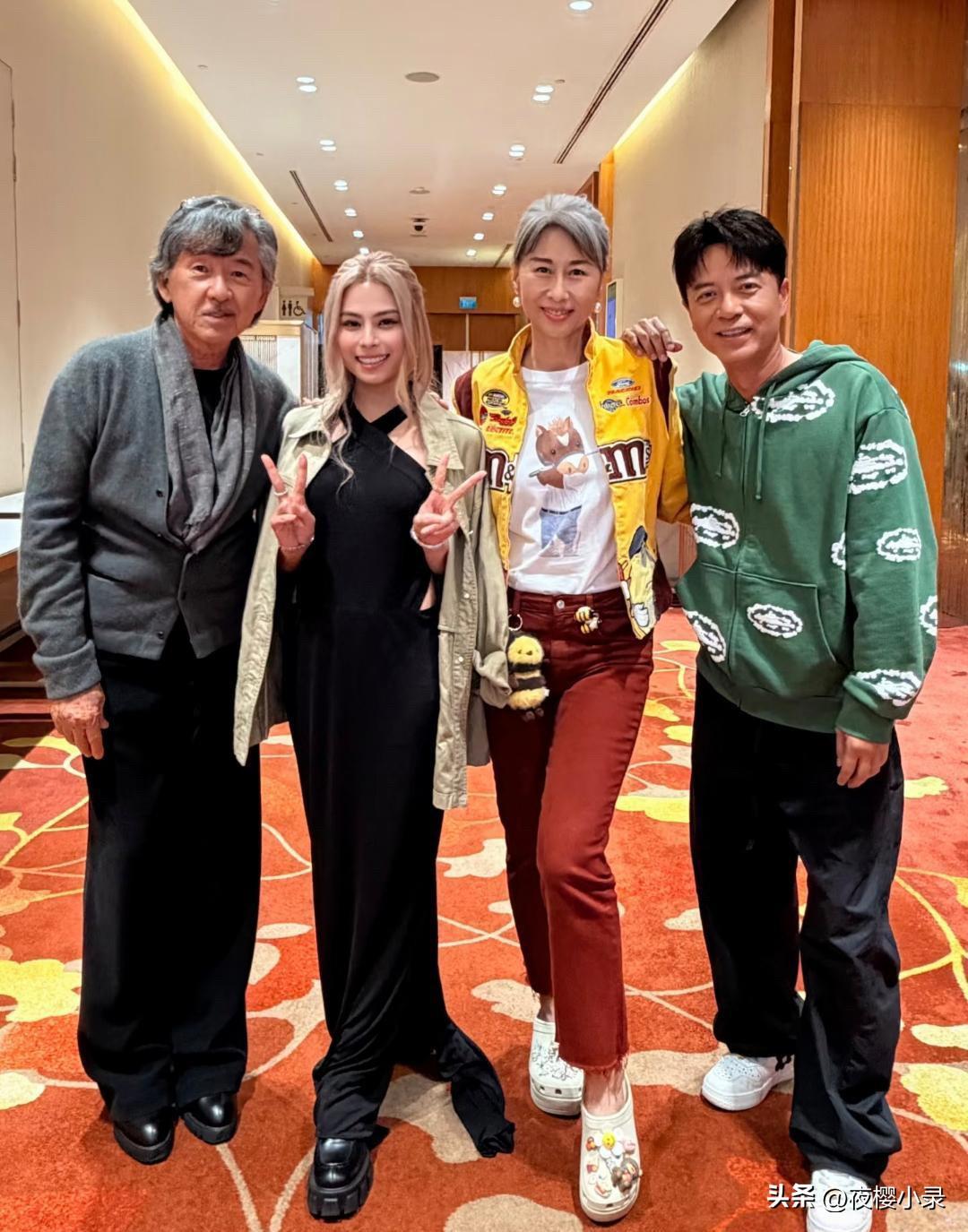 79岁林子祥和65岁叶蒨文现身新加坡，夫妻俩看起来都苍老了不少，已经白发苍苍了，