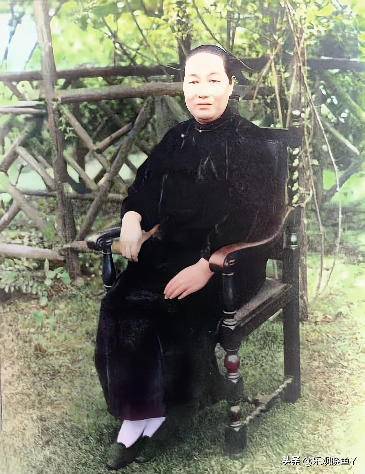 这才是宋氏三姐妹的母亲倪桂珍的真实貌相，而非演员所饰演的角色！这张老照片摄于上世