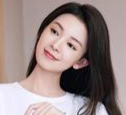 “摇曳生姿”这四个字，用在陈瑶身上，确实是一种具象化的呈现。她的“摇曳”之美，妙