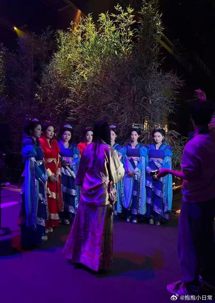 刘诗诗和10个龙葵同台了刘诗诗四川线下活动这波回忆杀我给满分！刘诗诗和十个龙葵同