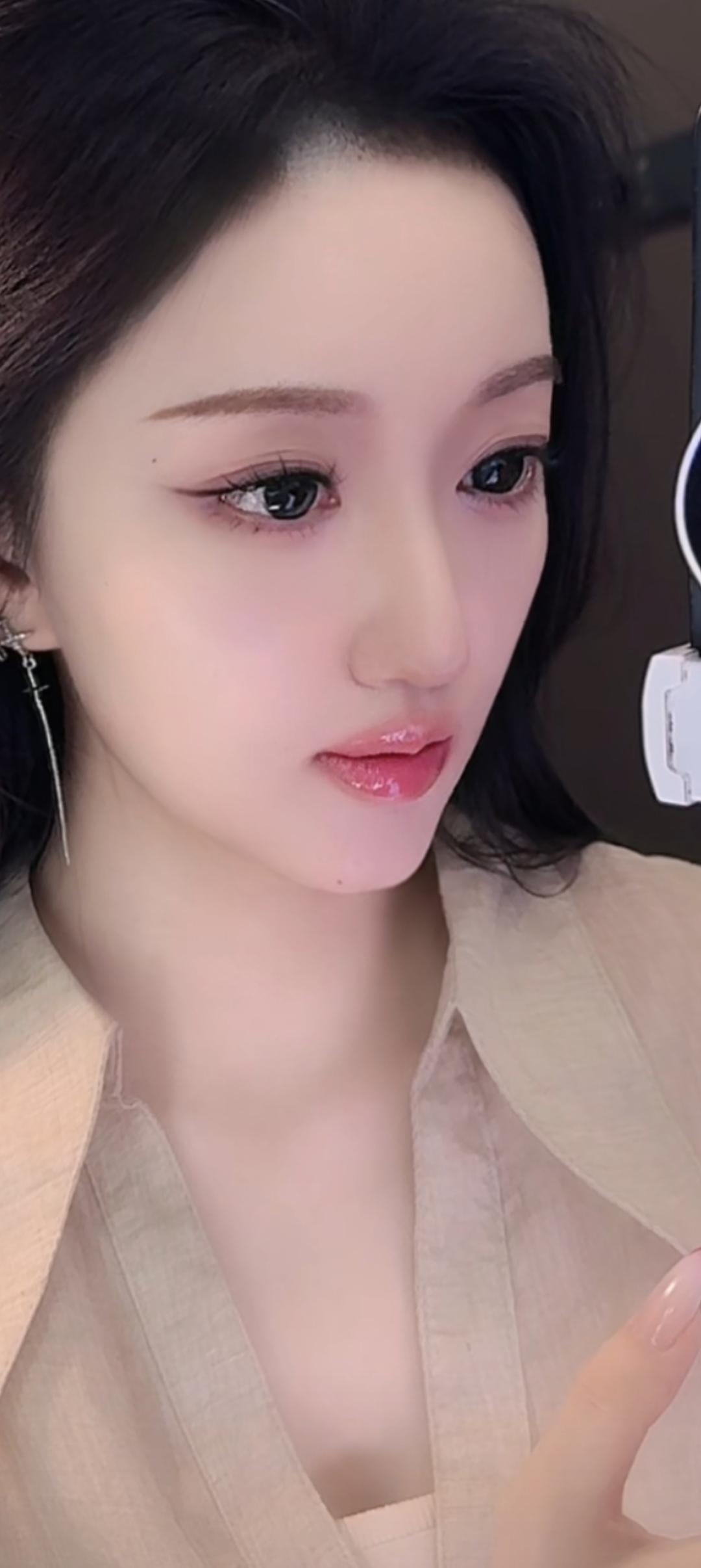 这位美女正在对着镜头微笑。