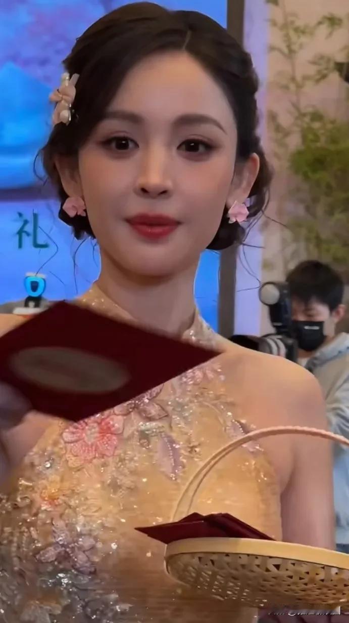 近日娜扎参加《玉茗茶骨首映礼》活动现场给在场的朋友们热情发红包，超近距离无虑镜的