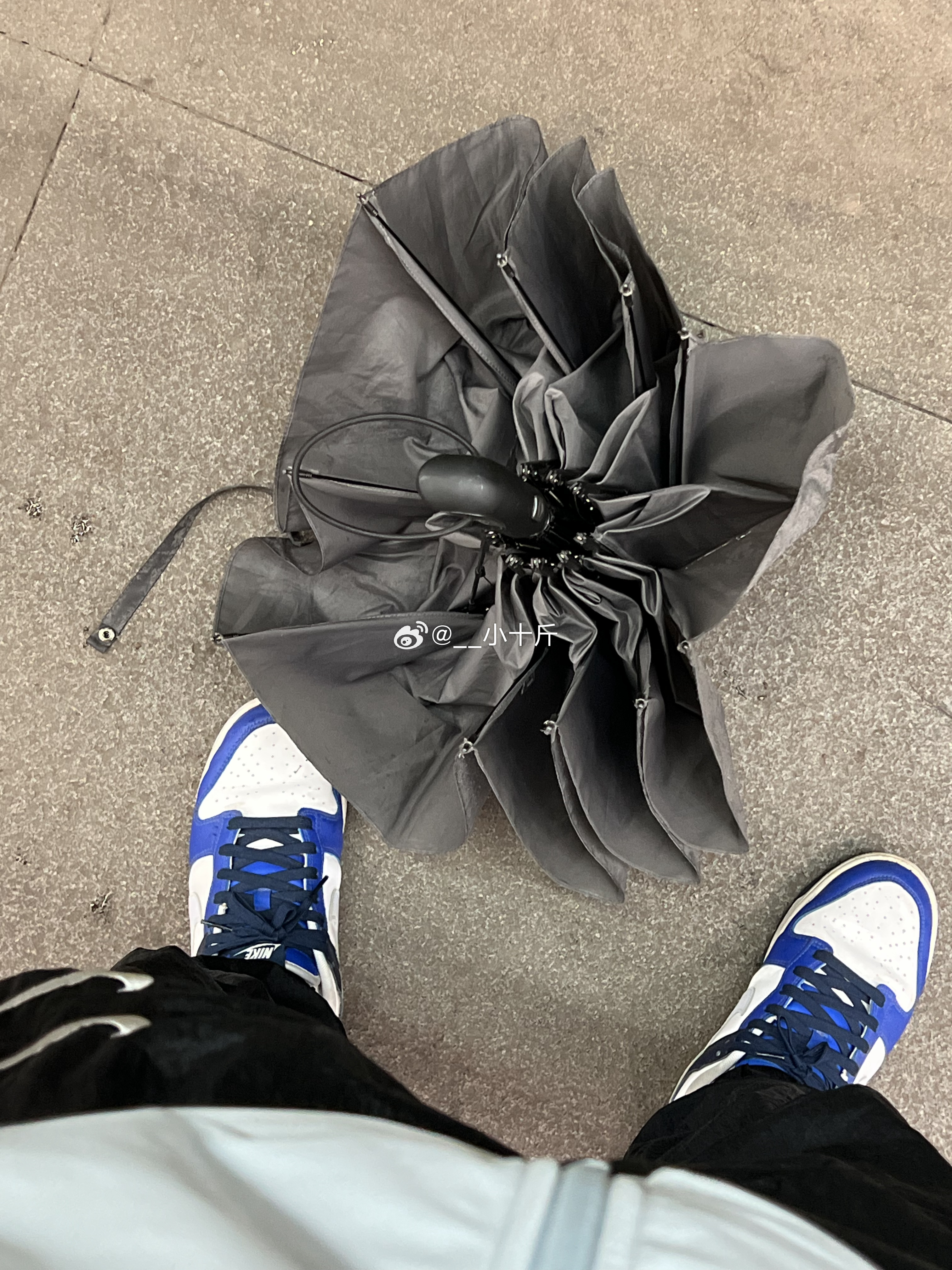 好烦下雨……一下雨哪都是湿哒哒的…… 
