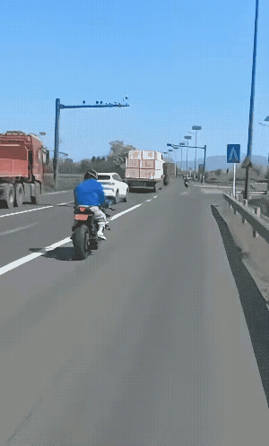 白车转弯毫无征兆，摩托车跟的太紧，造成了事故。我觉得此时摩托车如果能及时减速，造