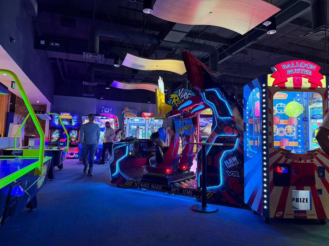 老父亲已经枯坐了三个多小时了。写了两个采访提纲，学了西班牙语，看了一圈新闻。这群