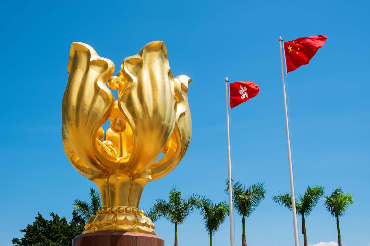 香港突然“变道”！
首次推出五年规划，
背后藏着大变化！

百年自由市场的香港，