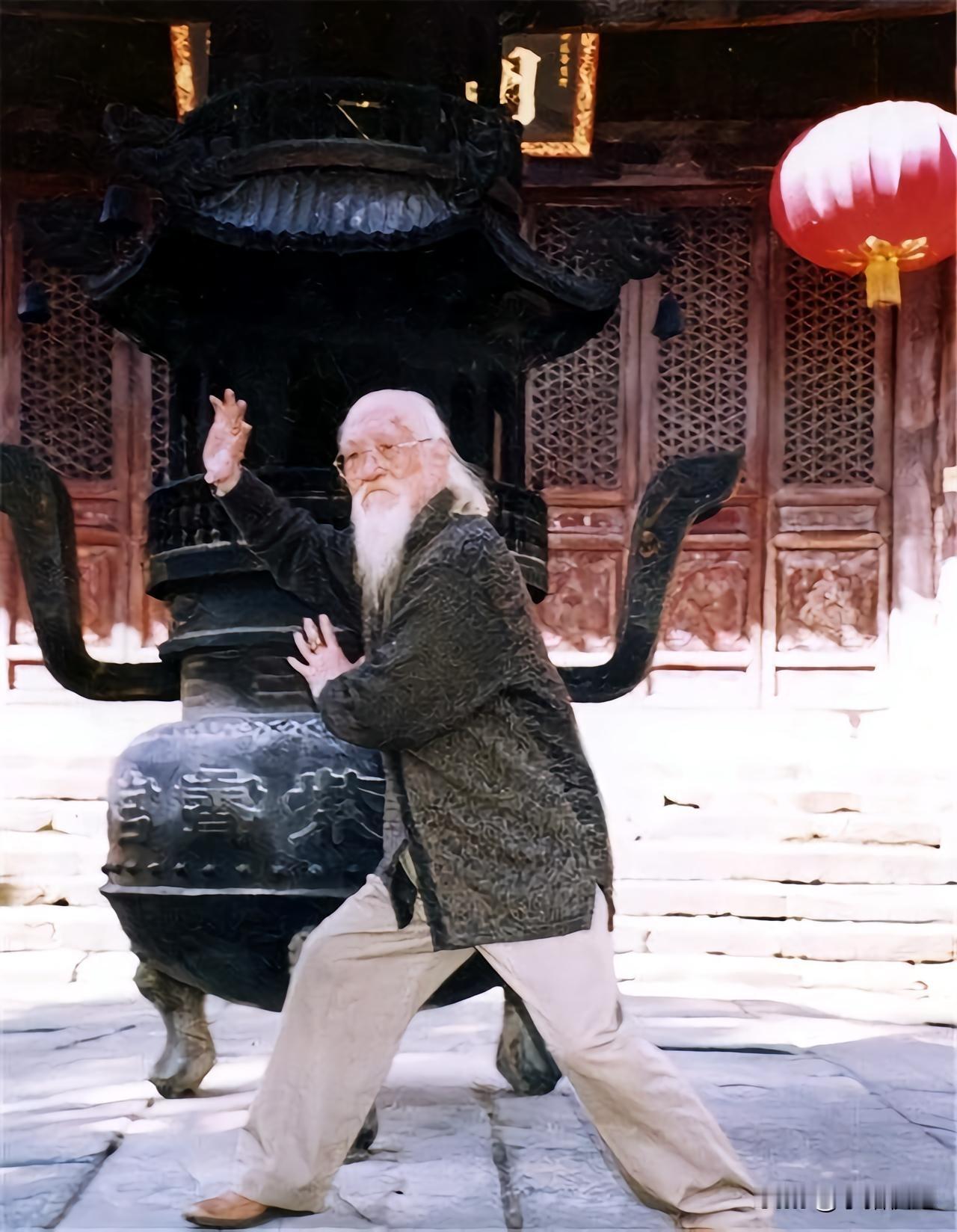 百岁长江大侠吕紫剑！与霍元甲齐名，以武护国，以侠立身
 
吕紫剑（1893年11
