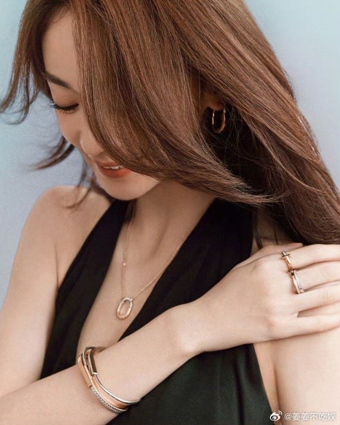 #吴谨言[超话]##吴谨言深V#现在太喜欢你了，这个礼服了，而且我觉得你也是身材