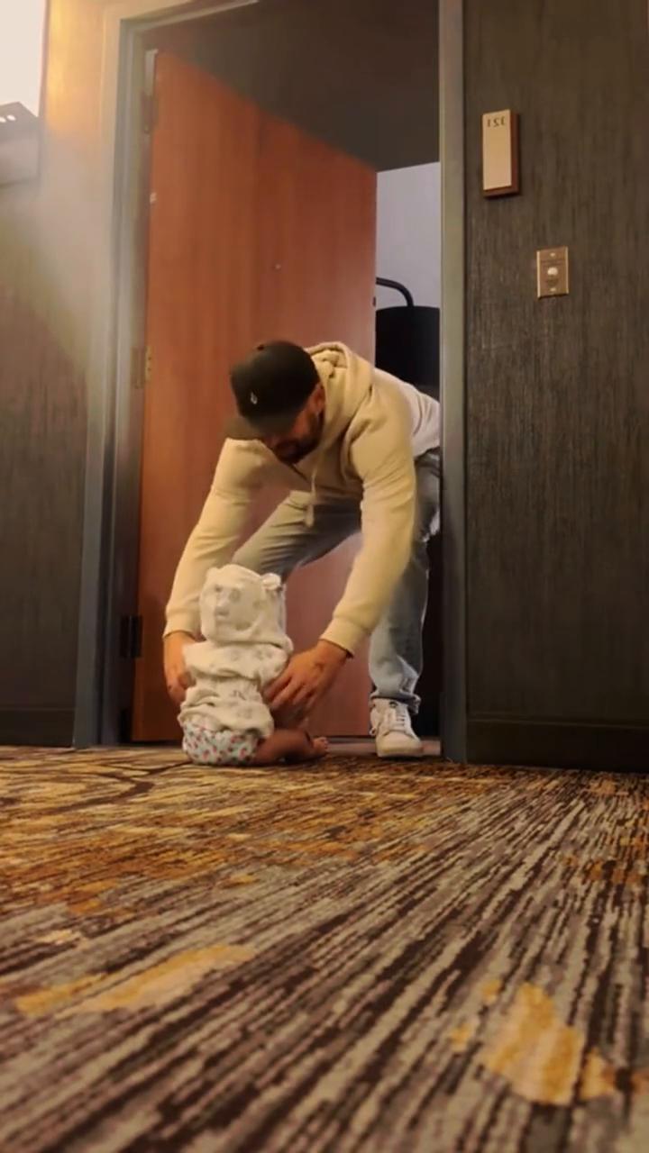 That day，I gently placed my child at my 