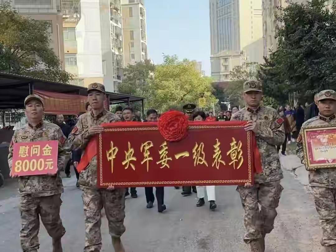 这一刻，整个小区都被一种滚烫的光荣感点燃。

11月27日下午，南昌市西湖区十里