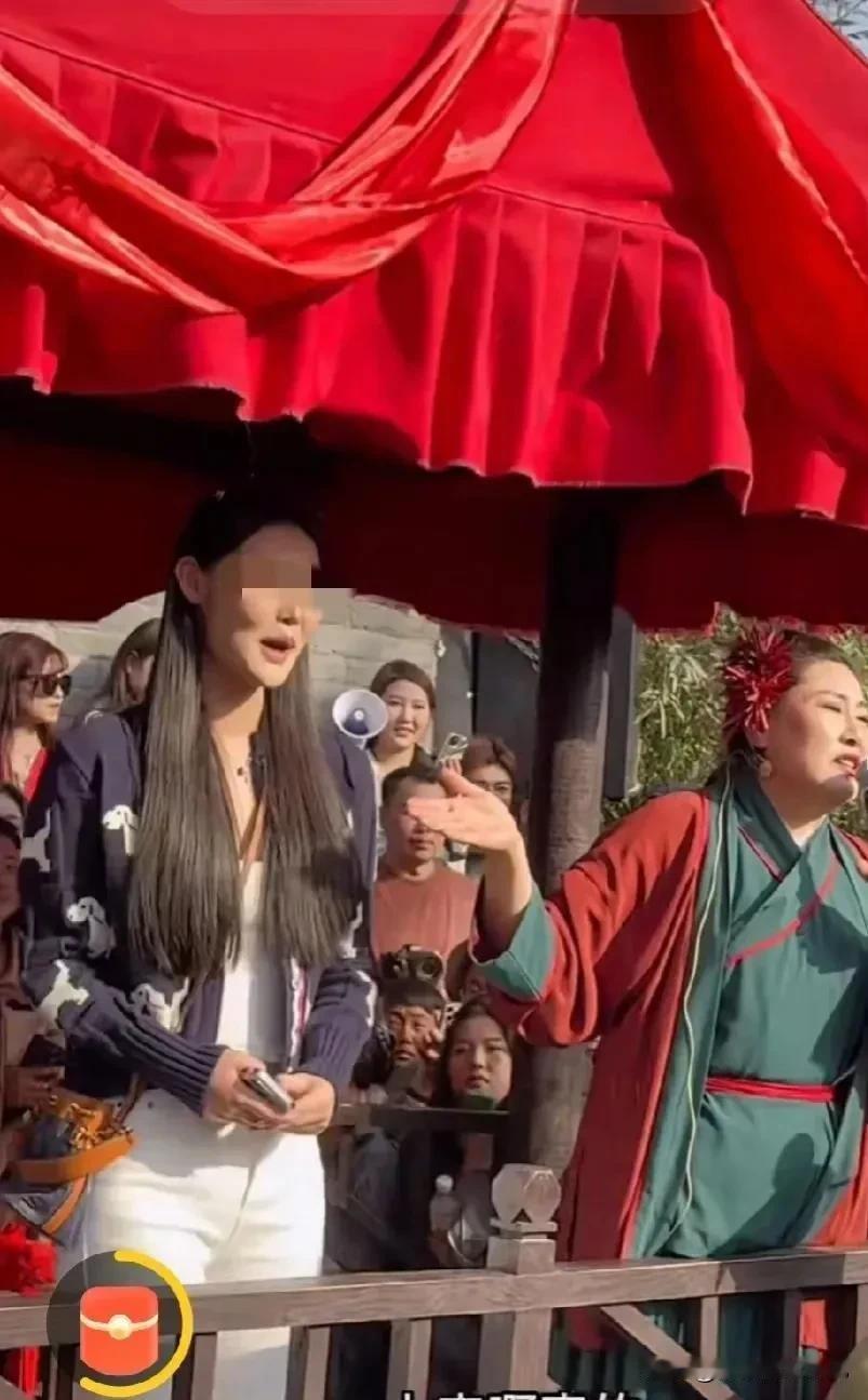 河南女孩现场招亲！经“王婆”询问：女孩身高1.75米，22岁，幼师刚毕业。想找一