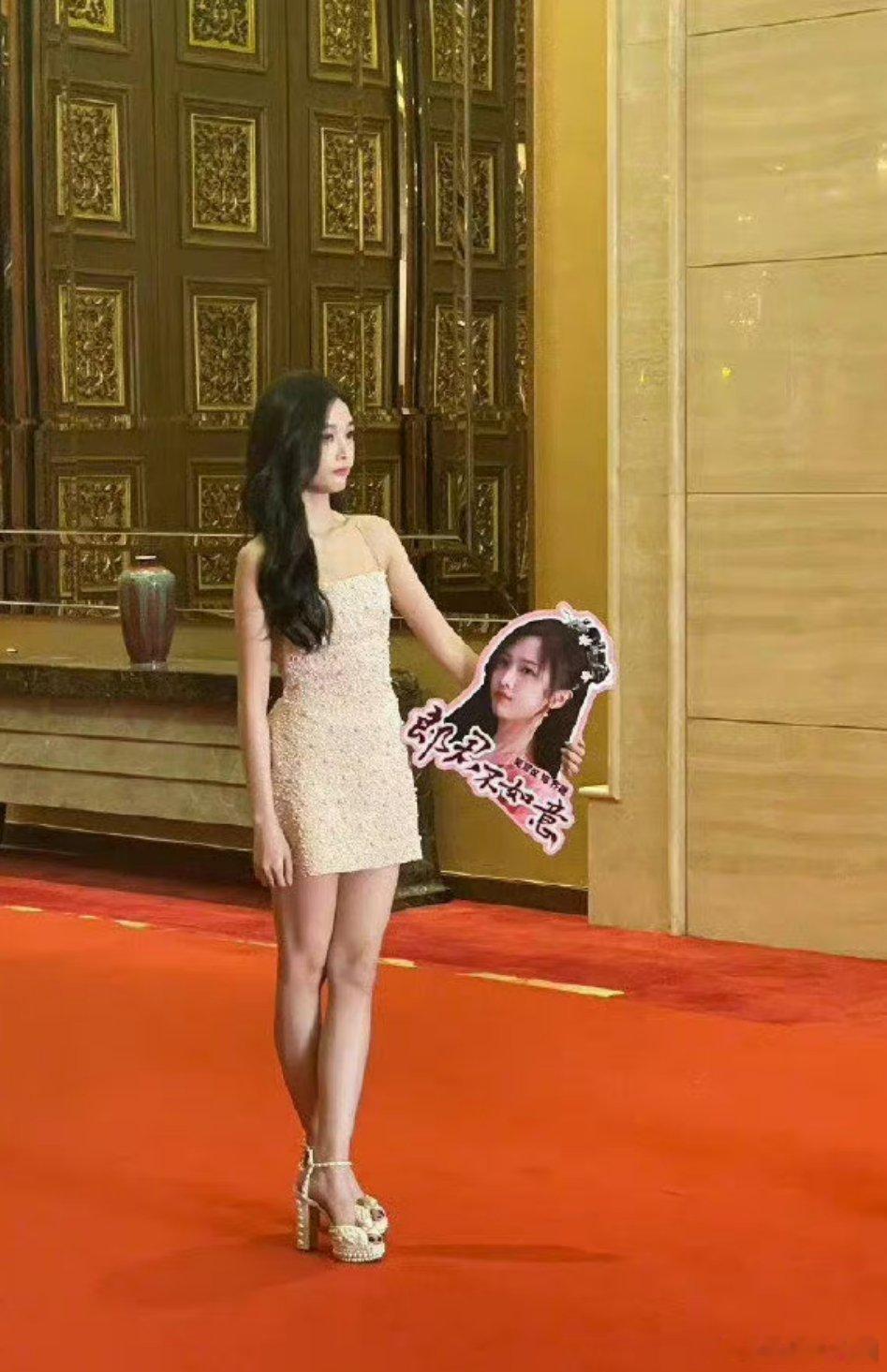 哈哈哈哈哈哈哈[允悲][允悲]吴宣仪这个鞋子嗷 真的是珍珠制作成的嘛？！像芭比娃