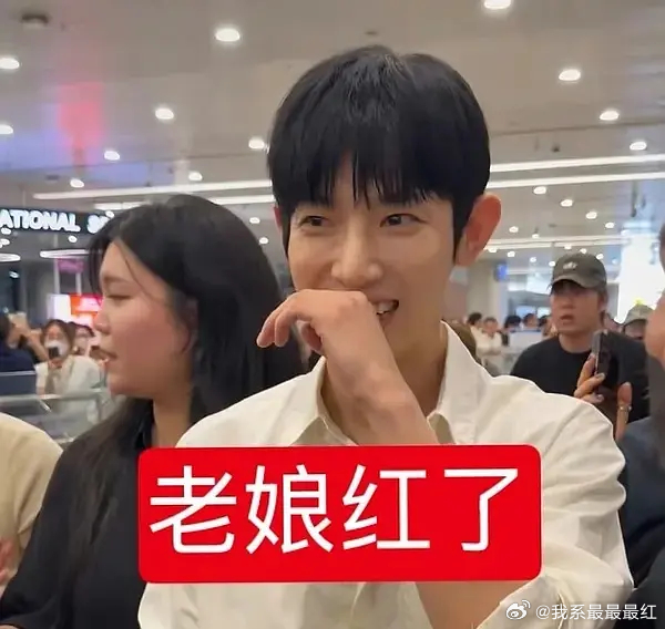 检察官的受昨晚到上海以为满机场的粉丝是来接自己的，实则是别人的粉丝其实是龚俊杀青