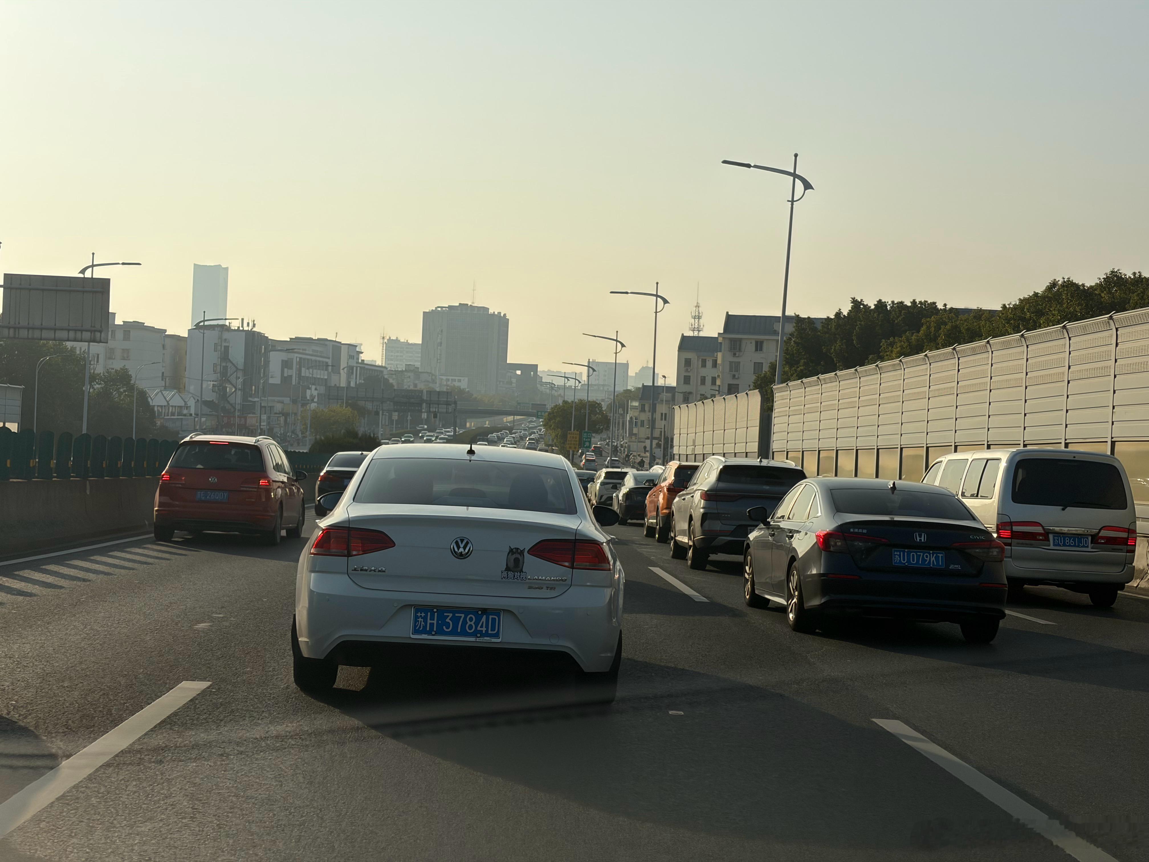 好久没有感受苏州的早高峰了，今天的小蓝灯搭子是位鹏友堵车的时候还是会有很多车插队