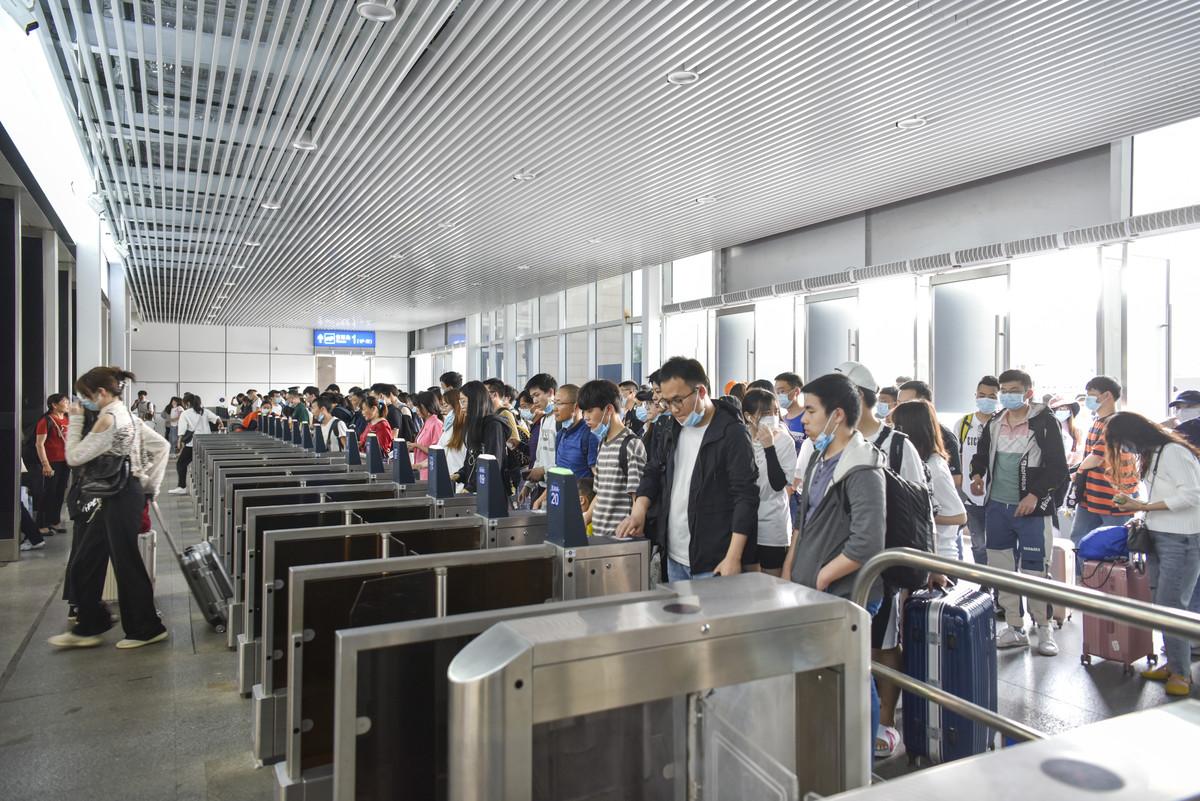 游客挤爆高铁站，2400家旅行社却关门了！钱到底被谁赚走了？

7月铁路送客4.