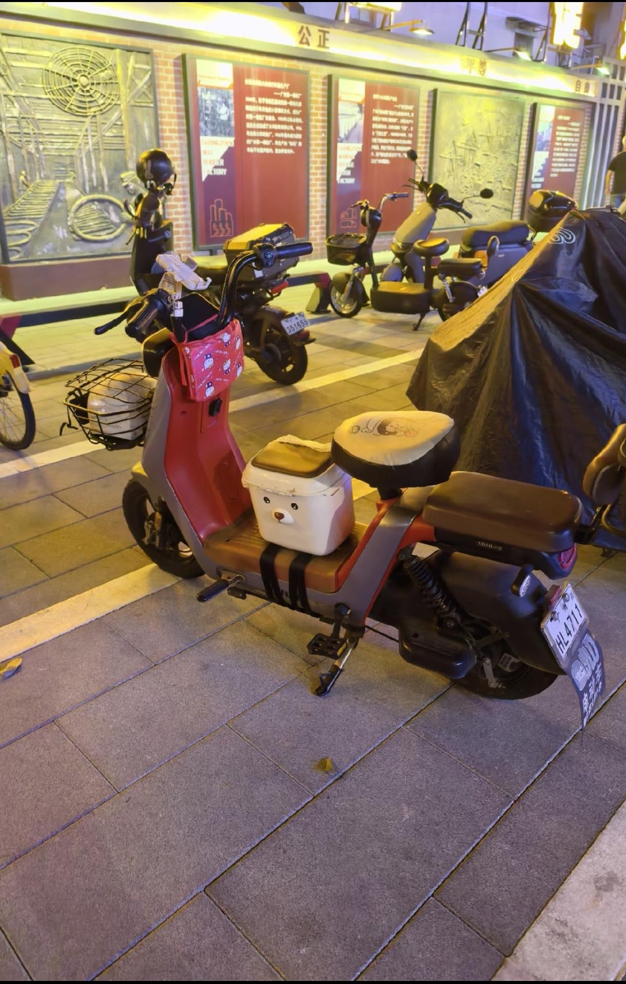 非法改装？交警一查一个准。车主们很聪明，只要不是固定在车上，都不算违法。真人才，