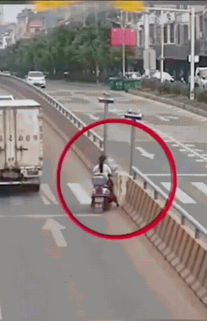 有人责怪女孩，是有道理的，因为骑电动车的她，该停时没停，不该停时却停下了。但再怎