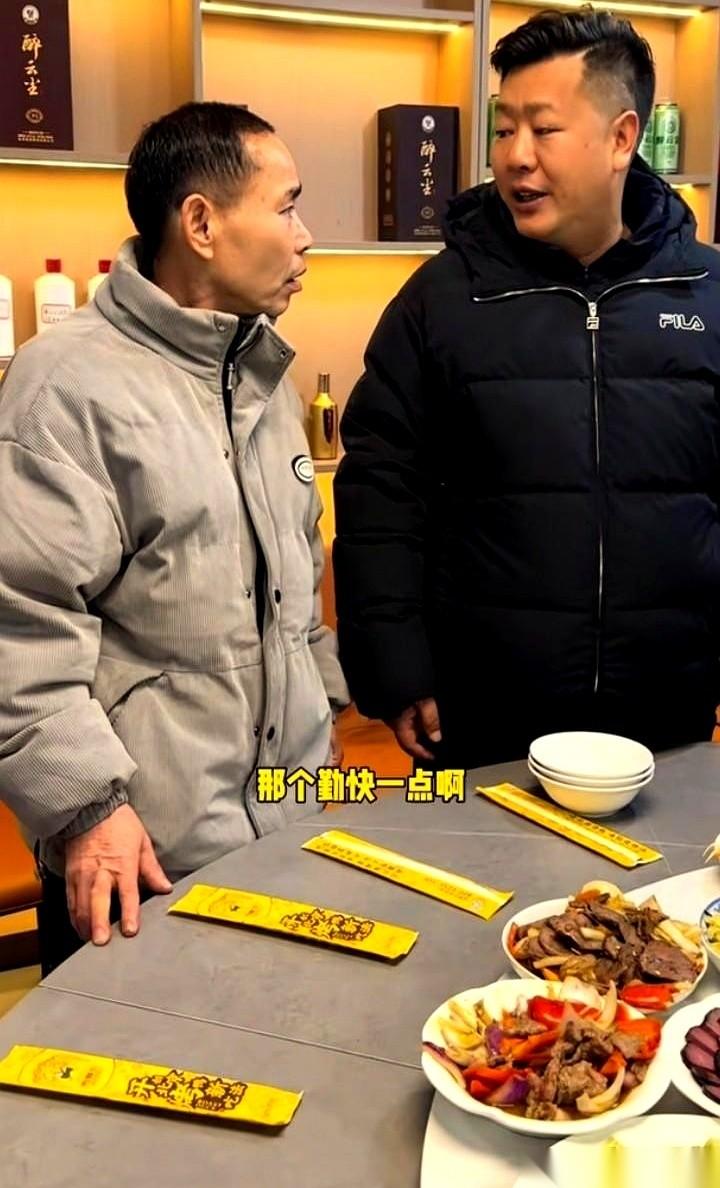 前脚直播间里把人往死里踩，骂得一文不值。
后脚就拉着人单独吃饭，称兄道弟，掏心掏