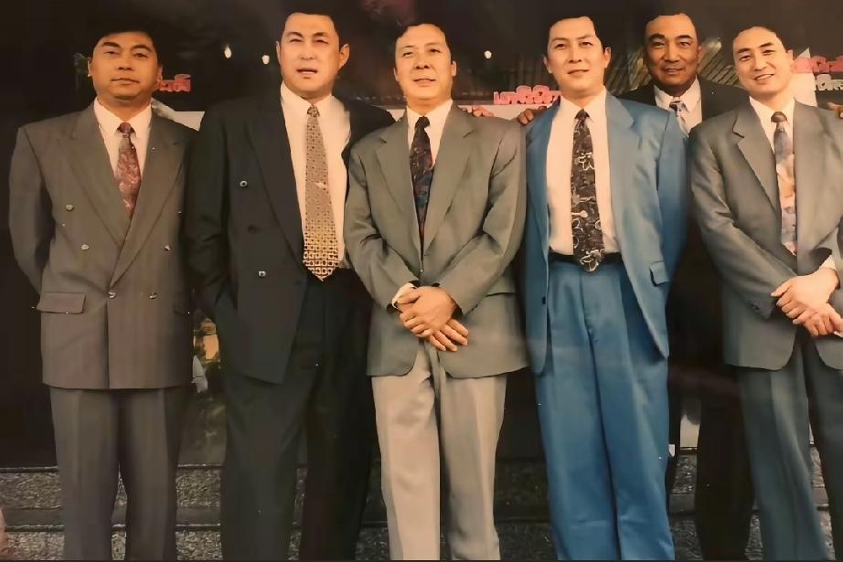 看看这张难得的老照片！94版三国演义主演集体出访泰国，脱下古装西装加身，依旧藏着