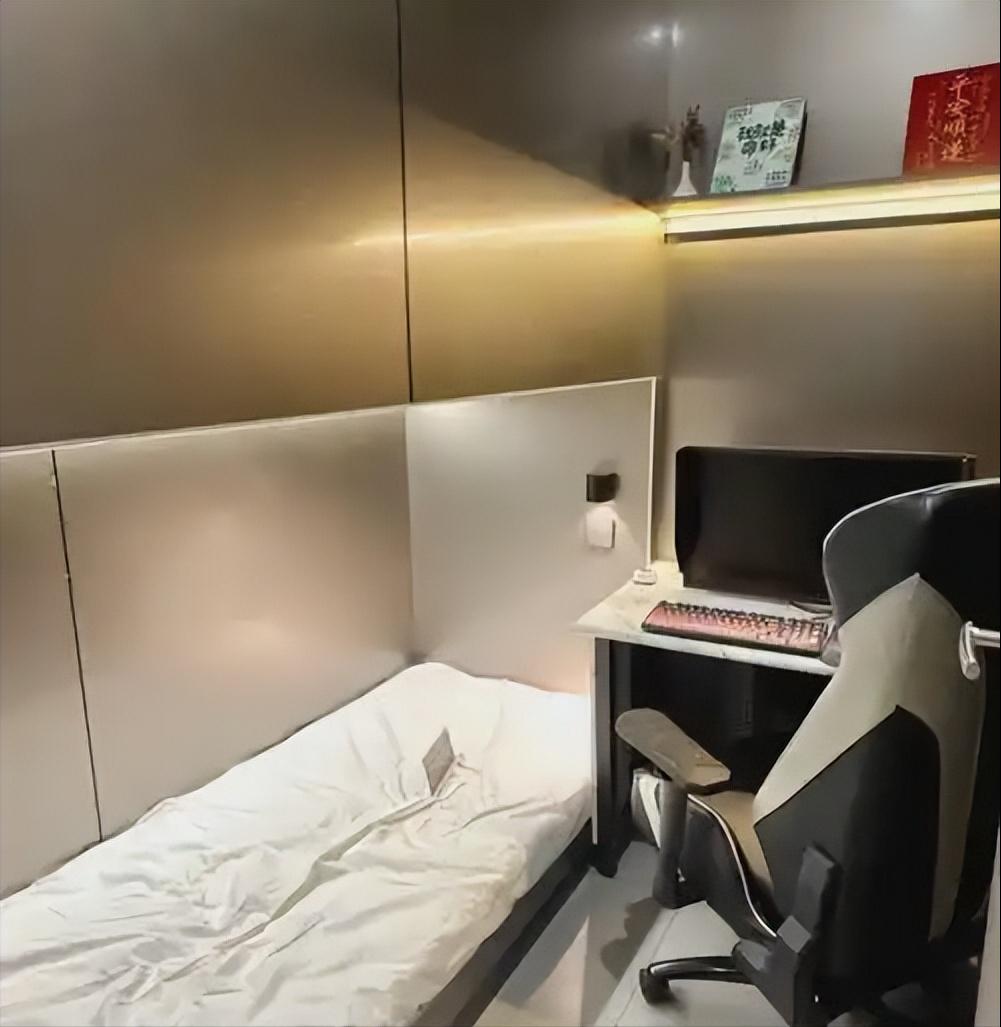 香港网吧正在悄悄转型！不再只是玩家组队开黑的据点，一批过夜单人包间陆续出现，成了