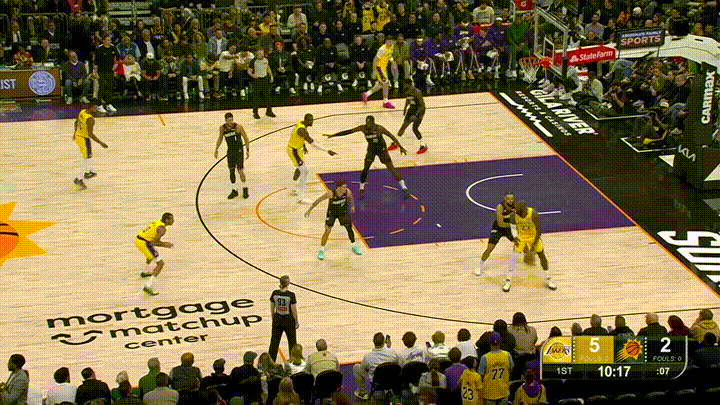 湖人超级巨星詹姆斯好好的给恶汉狄龙上了一课！在今天湖人客场挑战太阳的比赛中，当时