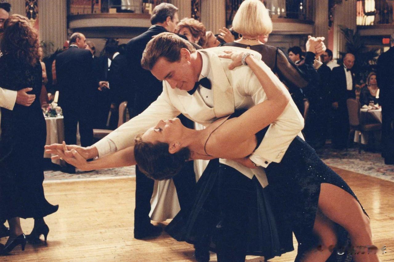 好莱坞大片真的是最好的意识形态的输出载体，它总能在你观看紧张刺激的电影情节时不经