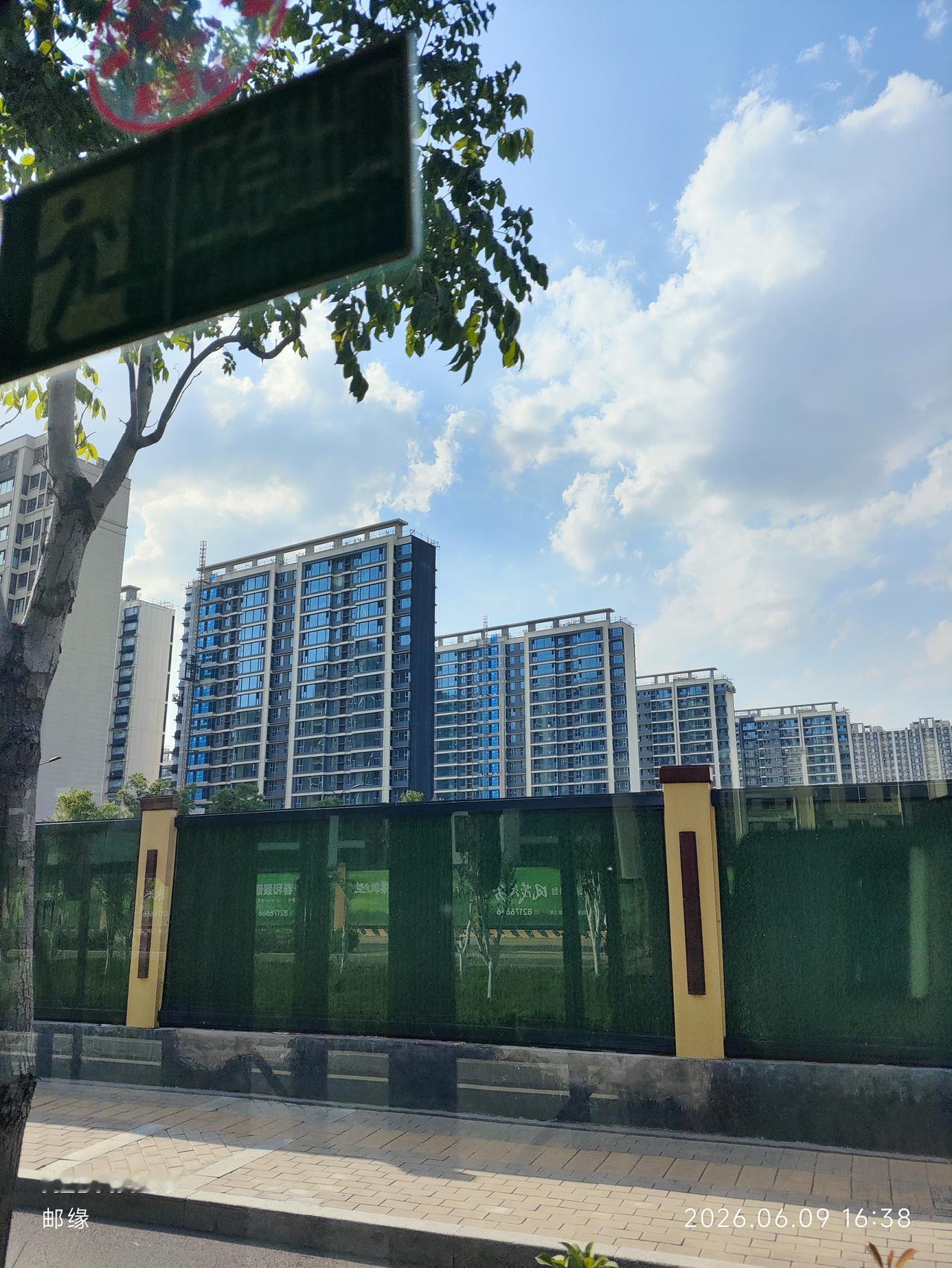 济南中奥观宸的新房挺值得关注。它位于历城区奥体中路与鲍华东路交汇处，在历城出行便