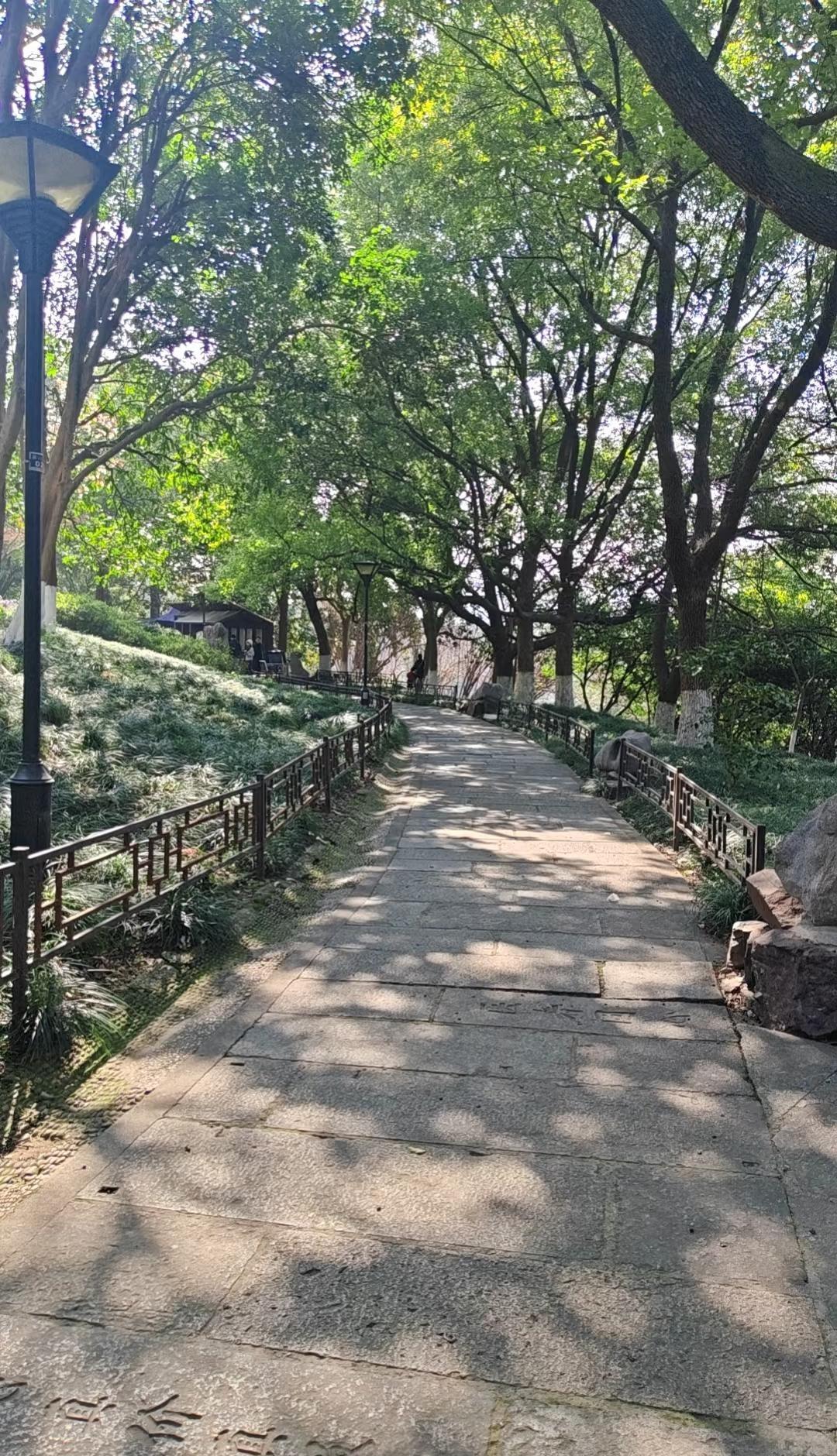 两个小时的杭州徒步🥾路线
吴山广场~城隍阁~江湖汇观亭~积义亭～革命烈士纪念馆