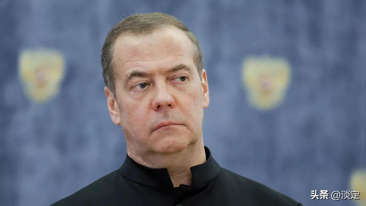 美国保护不了波斯湾

国防梅德韦杰夫在社交平台X账号上发文说：