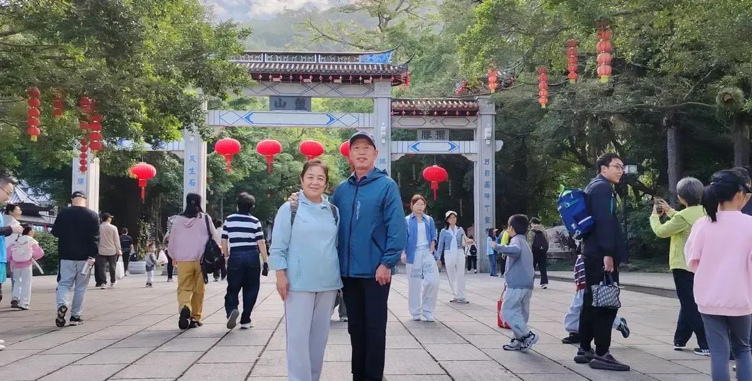 72岁沈阳老兵55年后爬福州鼓山，3小时登顶涌泉寺，只为找1969年新兵连的影子