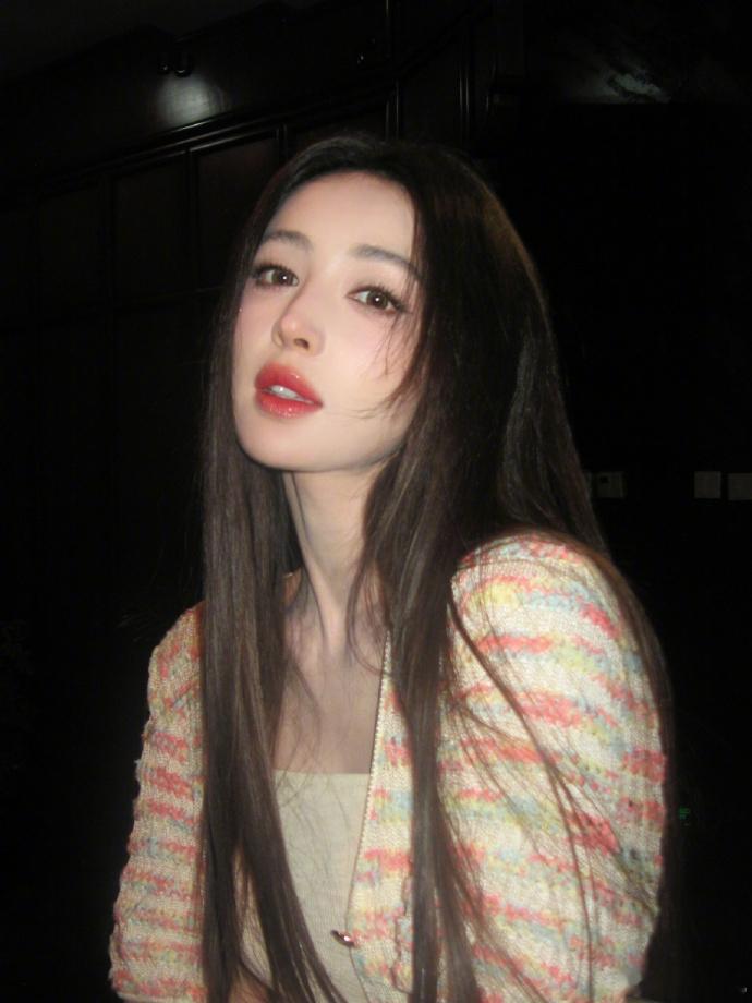 娜扎521营业图，谁能拒绝被娜扎这样温柔的看着~ 