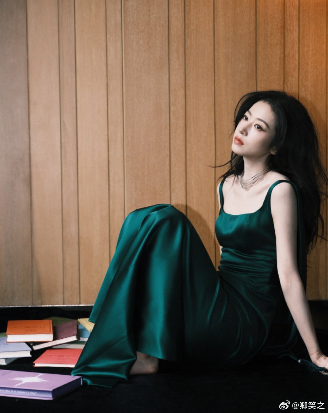 周雨彤那么冷这么美 周雨彤以简约搭配和淡然姿态，演绎出冬日的清冷魅力。面料质感与