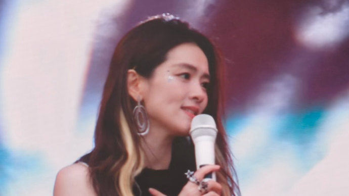 陈昊宇泡泡岛舞台陈昊宇也是在家门口唱上了 陈昊宇在泡泡岛的舞台表现又进阶了。一席