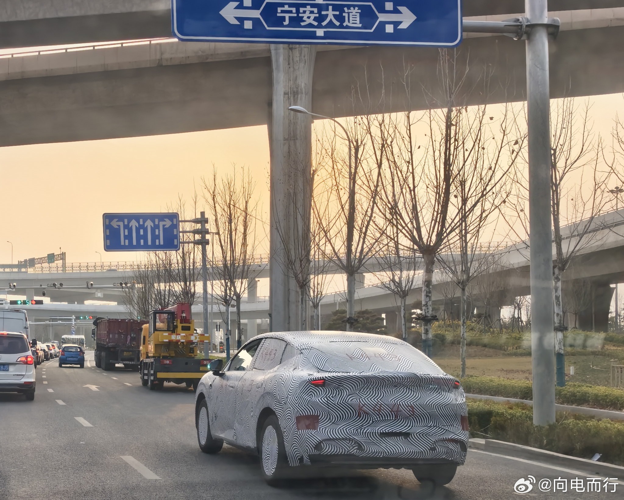 在我们这小城市竟然遇到路测车了