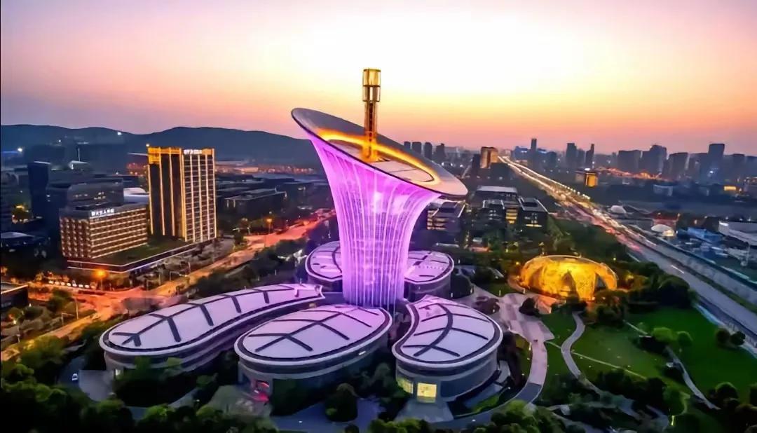 有谁能猜出来这个是位于中国的哪个城市？看这个建筑像个啥？知道这个地方的一看就是旅