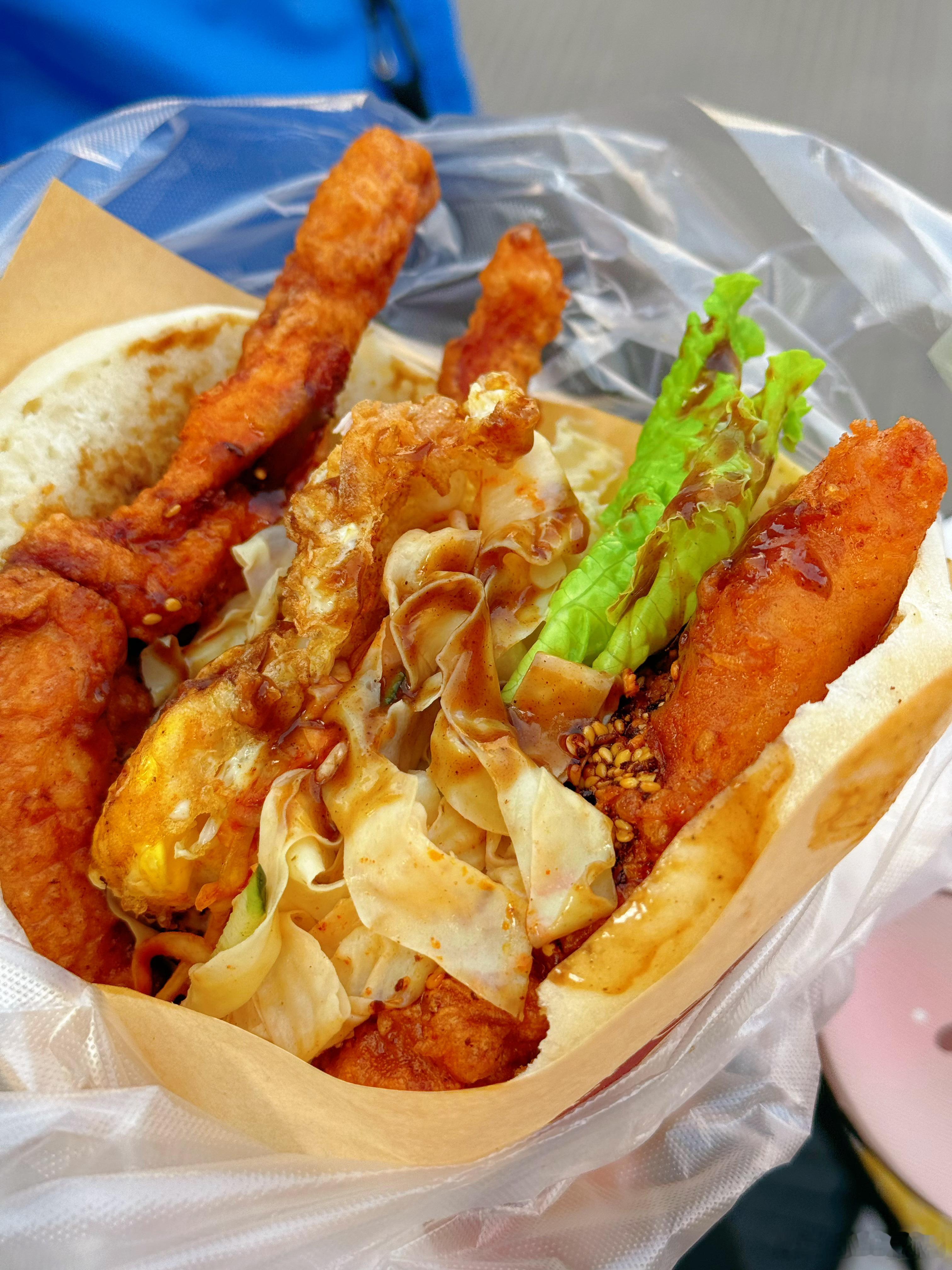 发现一家肉夹馍🥙超级大一个，一个人根本吃不完啊里面足足🈶五块大里脊肉大里脊＋