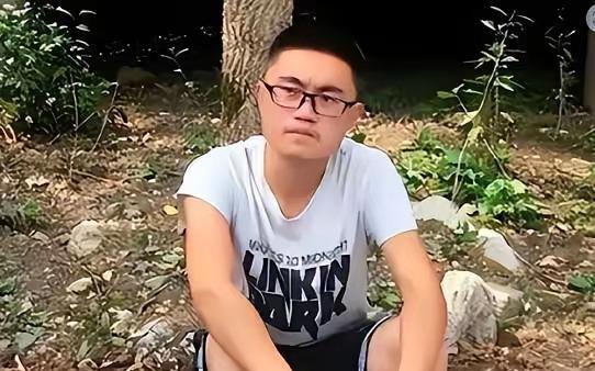 [太阳]他在高考前2天时，父亲在他怀里去世。在殡仪馆走廊坐了一整夜后，第二天发消
