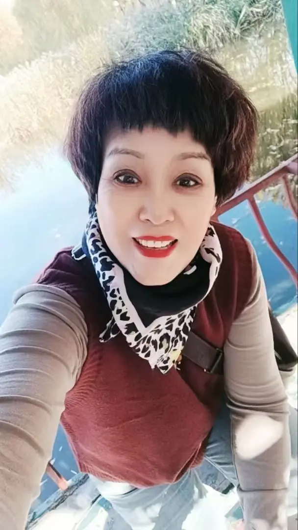 我不奢望有人捧，更不喜欢有人踩，主动独处并不孤独，我有自信独立又自主