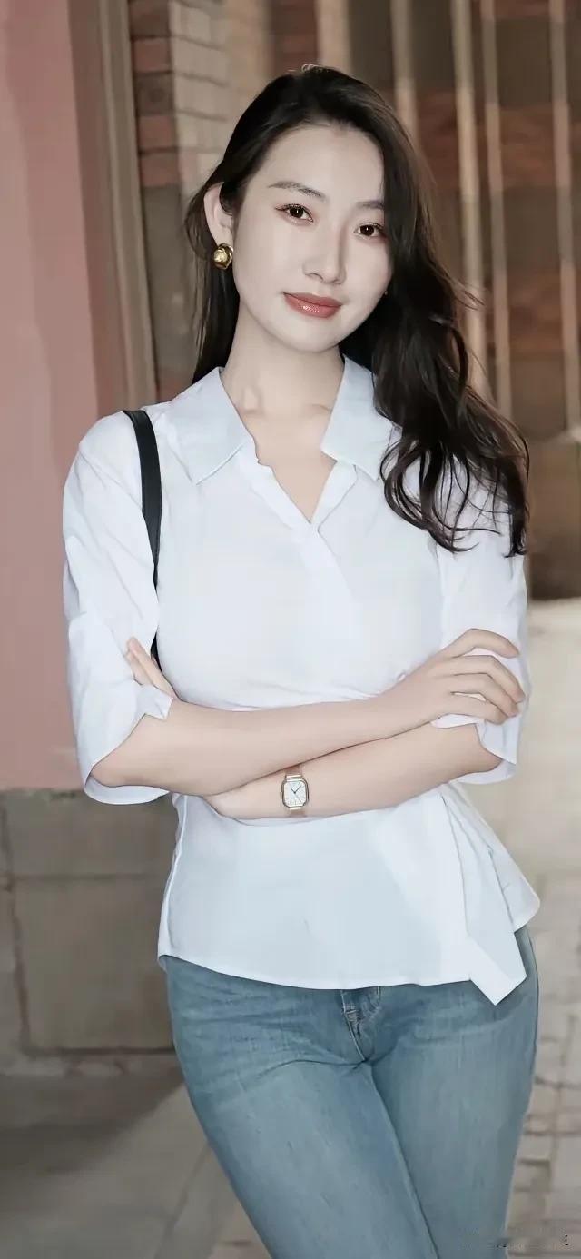 优雅白衬衫，
自信的微笑，
都市女孩自然美