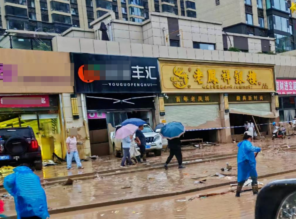 #警方介入金店19公斤黄金被冲走#【#当地回应金店19公斤黄金被冲走#：号召拾金