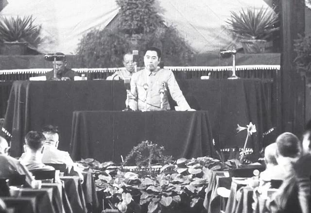 1949年新中国成立，中央人民政府设立6名副主席，唯独手握顶级资历的周恩来，只接