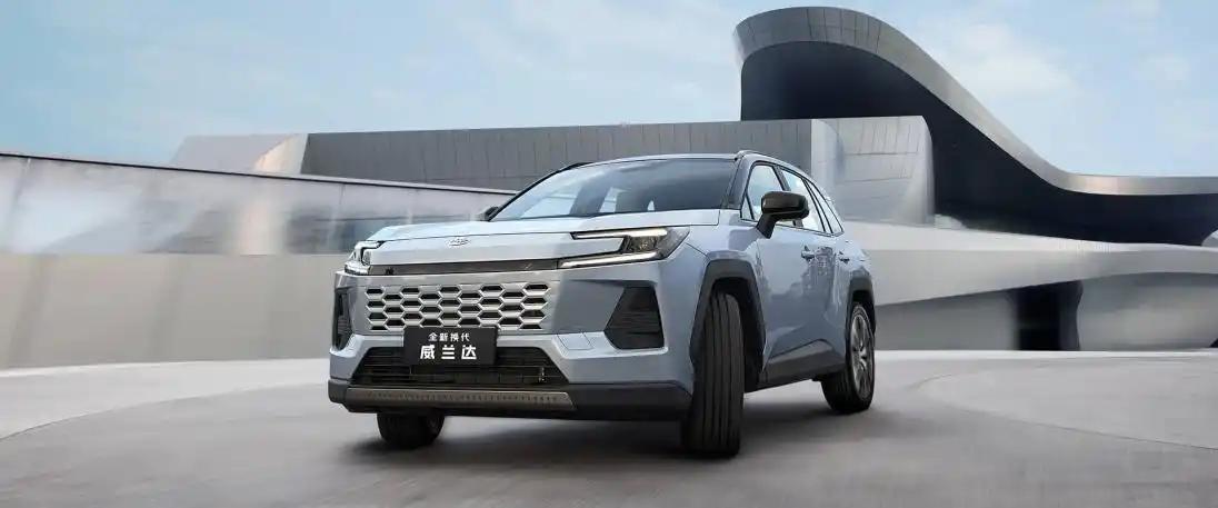 主驾的位置视野特别好，开起来很舒服。后排坐三个人也不觉得挤，带娃出门特别方便。