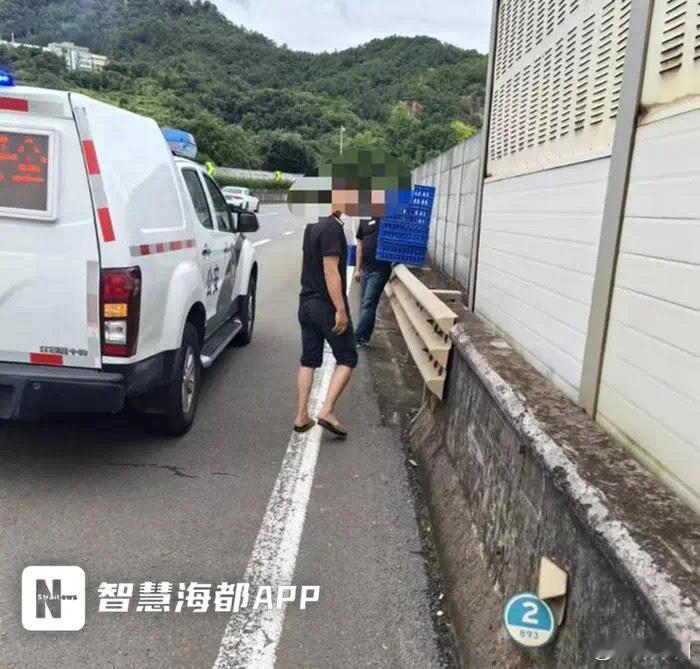 #福建两个行人横穿高速车道捡路面货物# 高速公路车速快、制动距离长，车辆停在高速