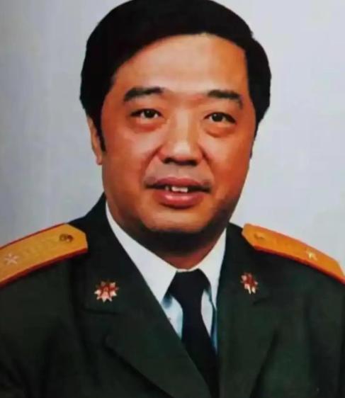 1998 年，香港贺龙之子贺鹏飞，看四下没人，闪身冲进一间商人办公室，凑到那人耳